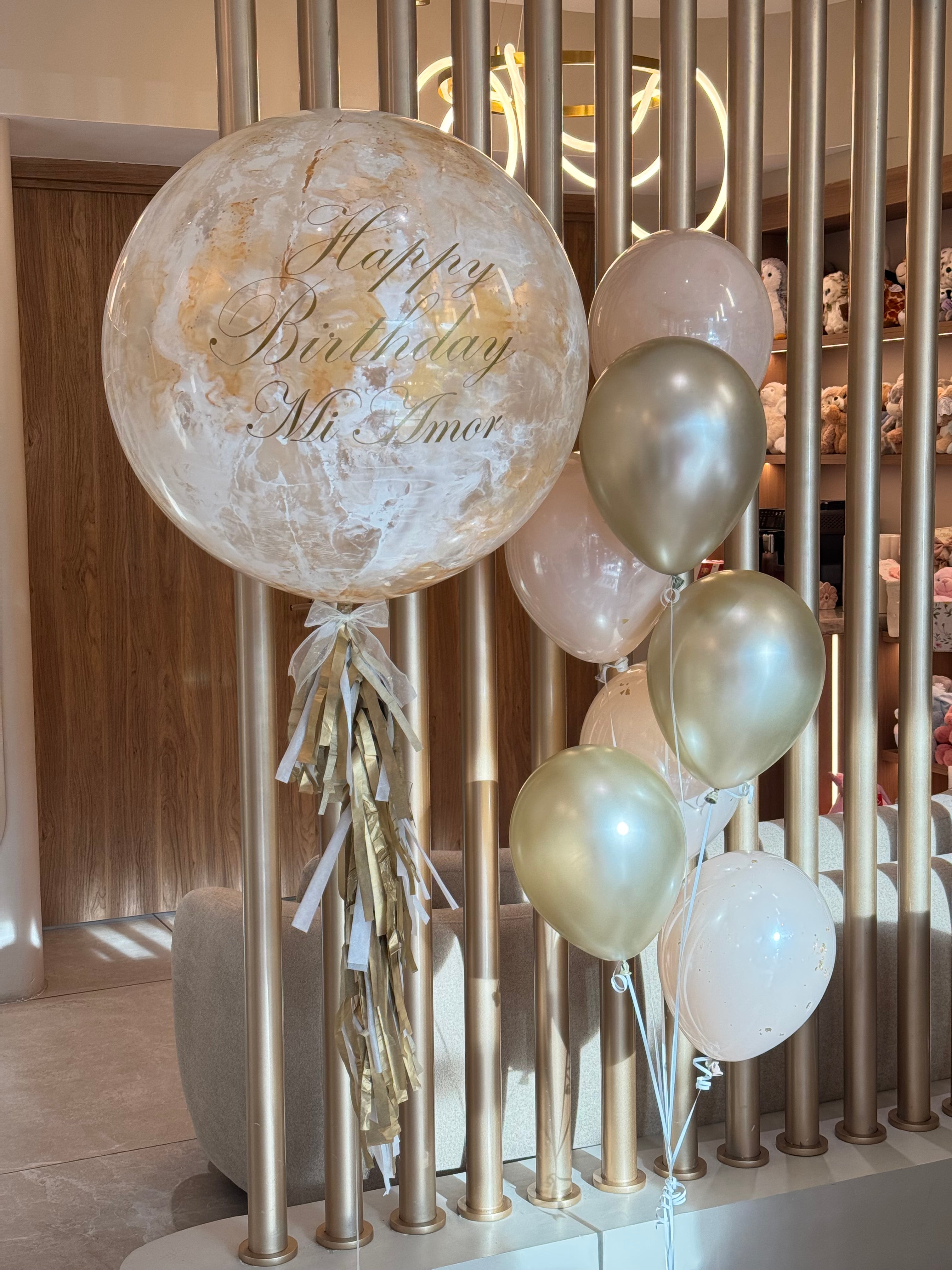 Golden paint balloon + Bouquet