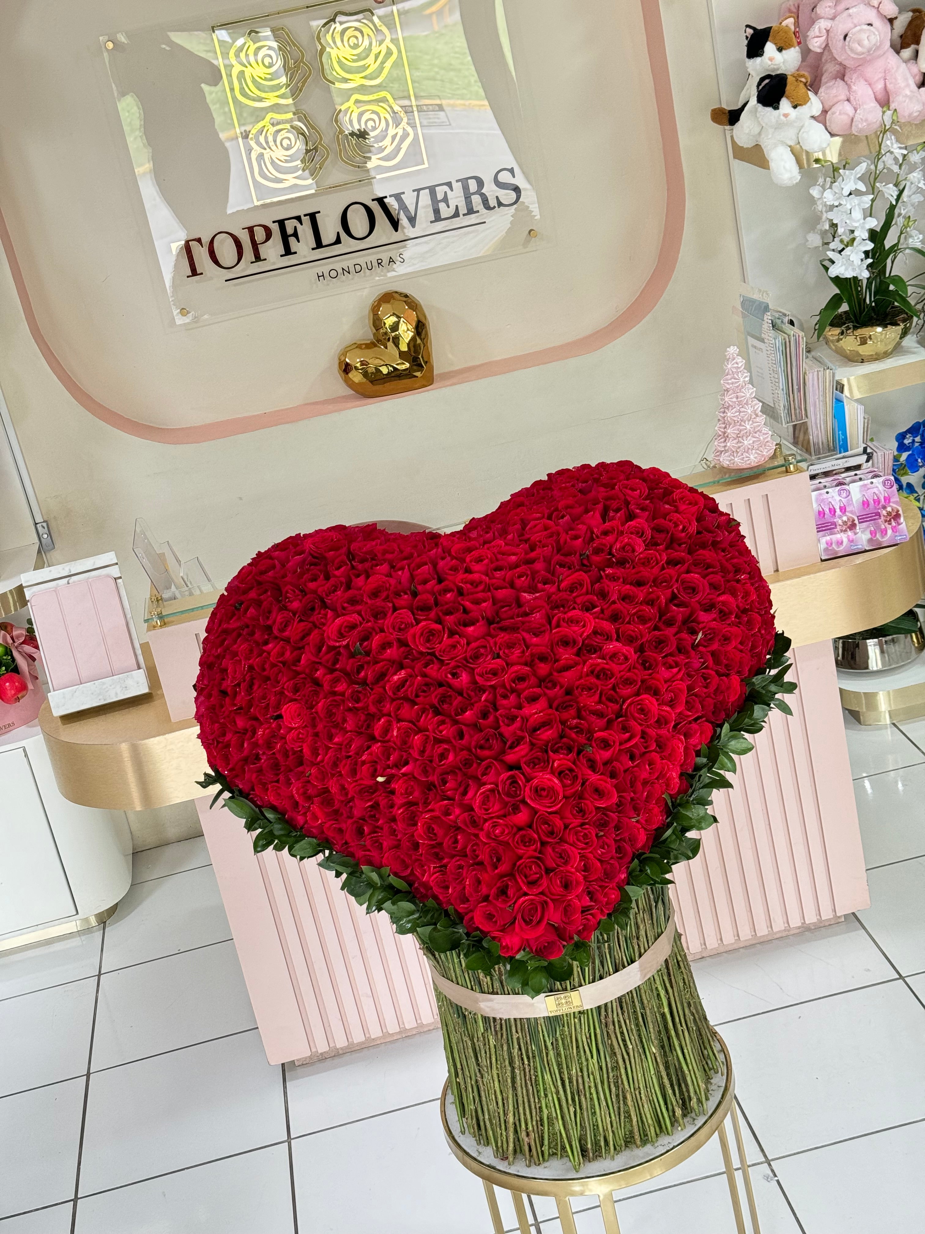 Standing Heart Roses Standing Lover Heart (700 roses) | Top Flowers
