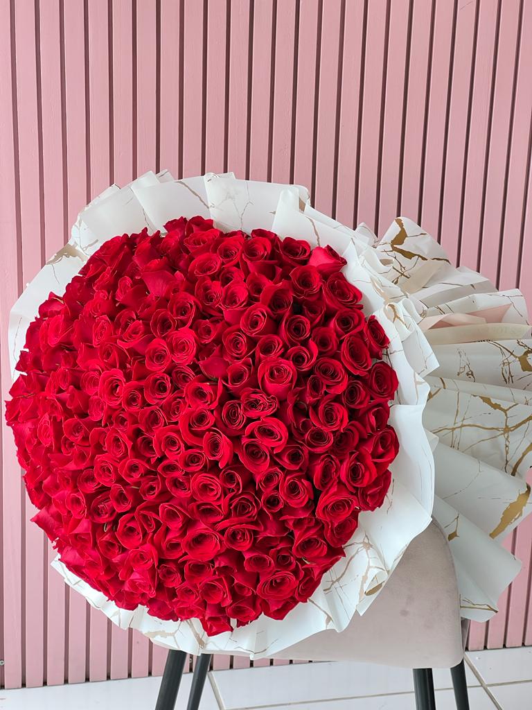 Signature Bouquet (200 Roses) | Top Flowers